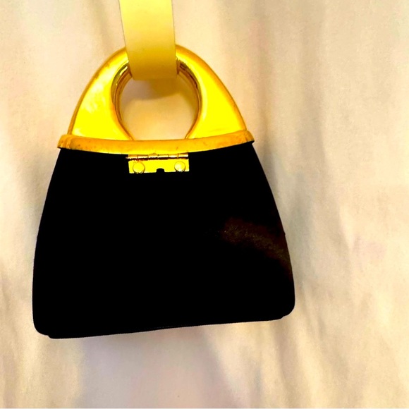 Vintage Y & S Original Lucite Clamshell Purse Gold Tone Body Chain White Leather - Picture 2 of 5